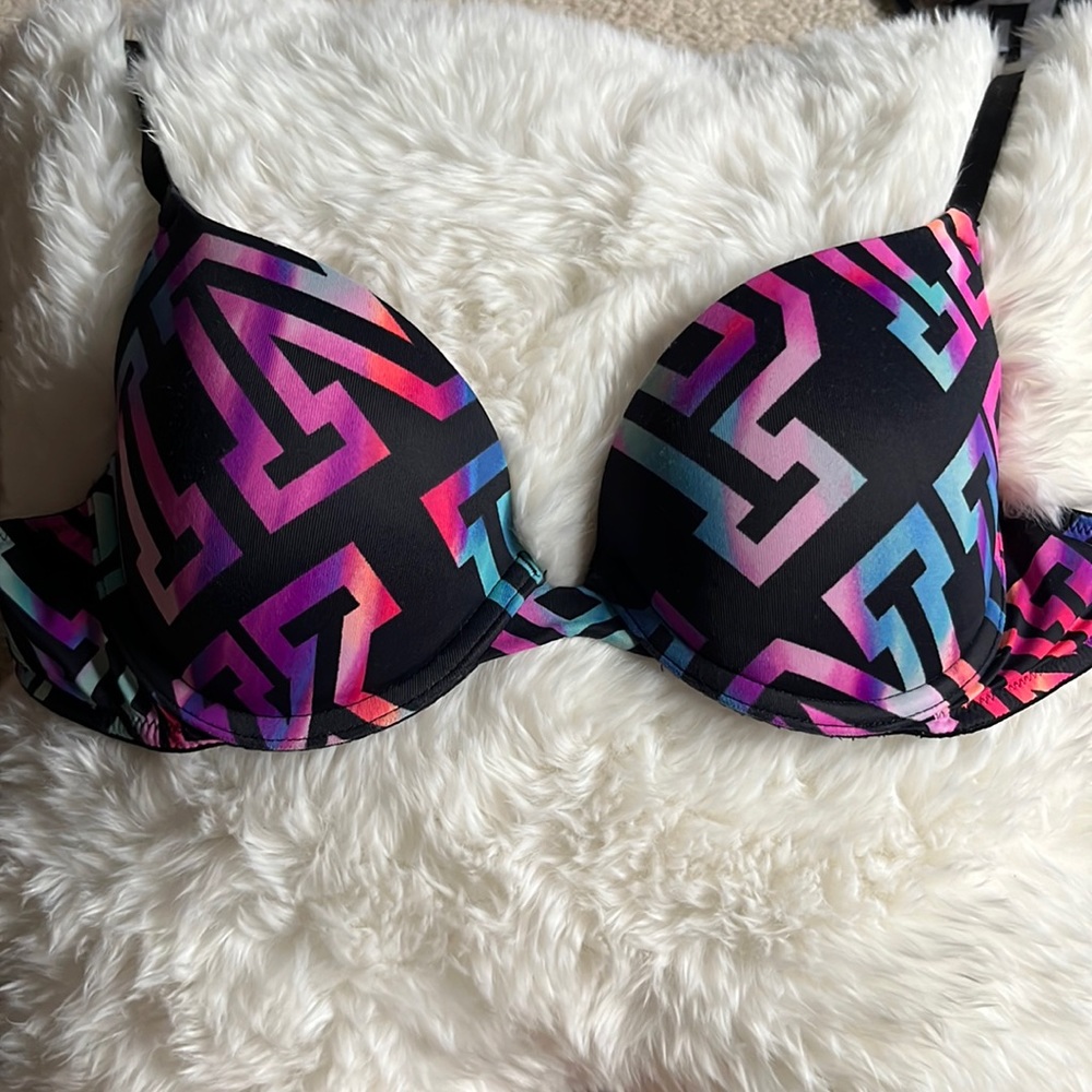 Pink Victoria’s Secrete bra size: 34B style: wear everywhere push up